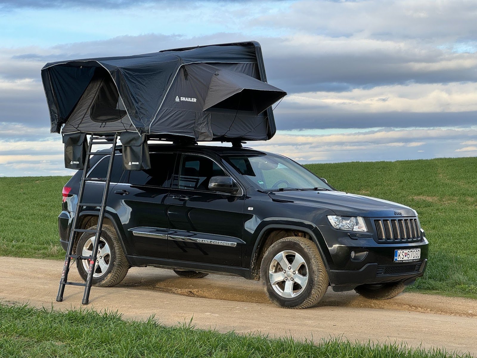 Bočně otevírací střešní stan (SNAILER Abis) namontovaný na Jeep Grand Cherokee