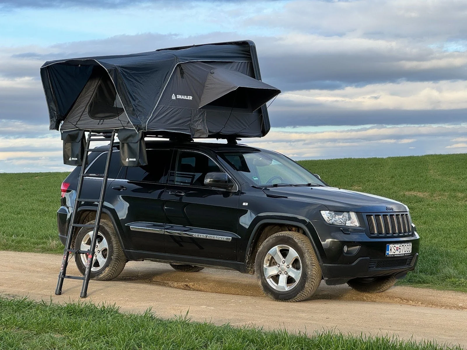 Bočně otevírací střešní stan (SNAILER Abis) namontovaný na Jeep Grand Cherokee