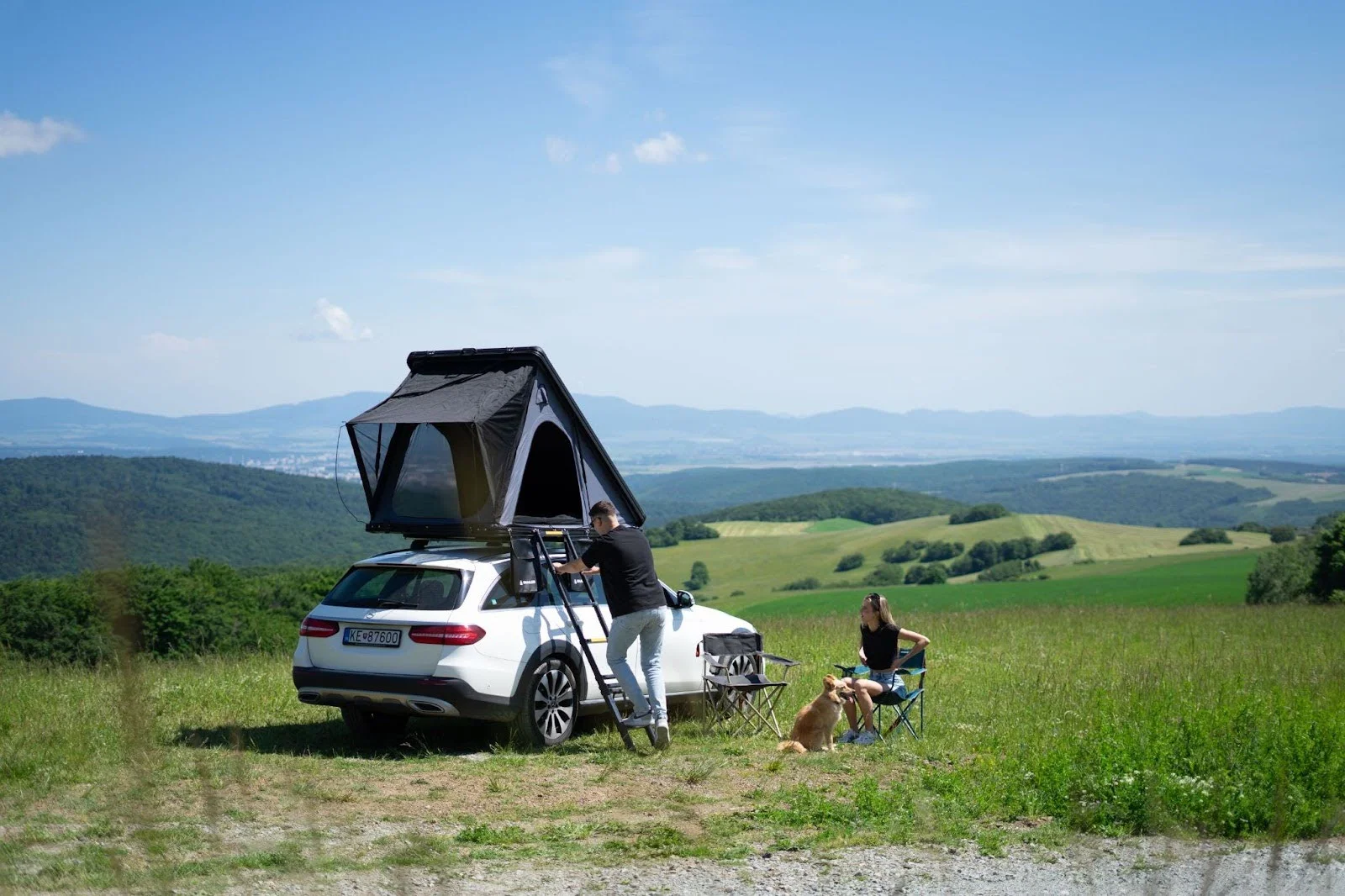 Střešní stan SNAILER Alduo postavený na voze Mercedes E-class All-terrain v přírodě východního Slovenska